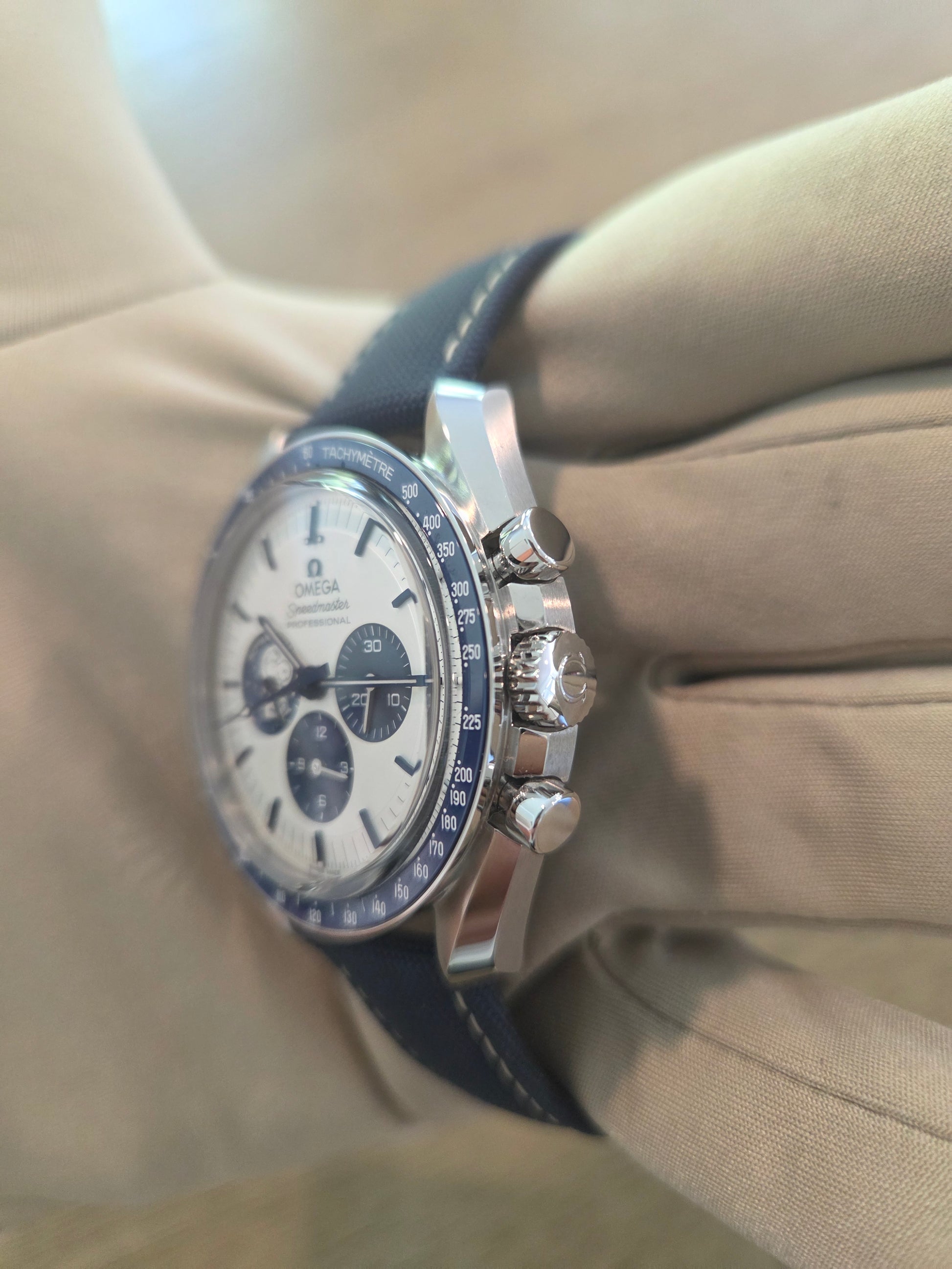 2024 Omega Speedmaster ( Snoopy )